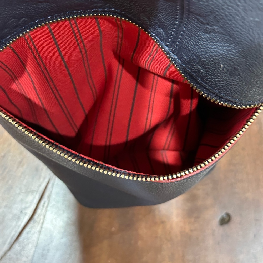 ❌❌SOLD❌❌🅰️ Gorgeous LV Melie Hobo - Picture 9 of 16